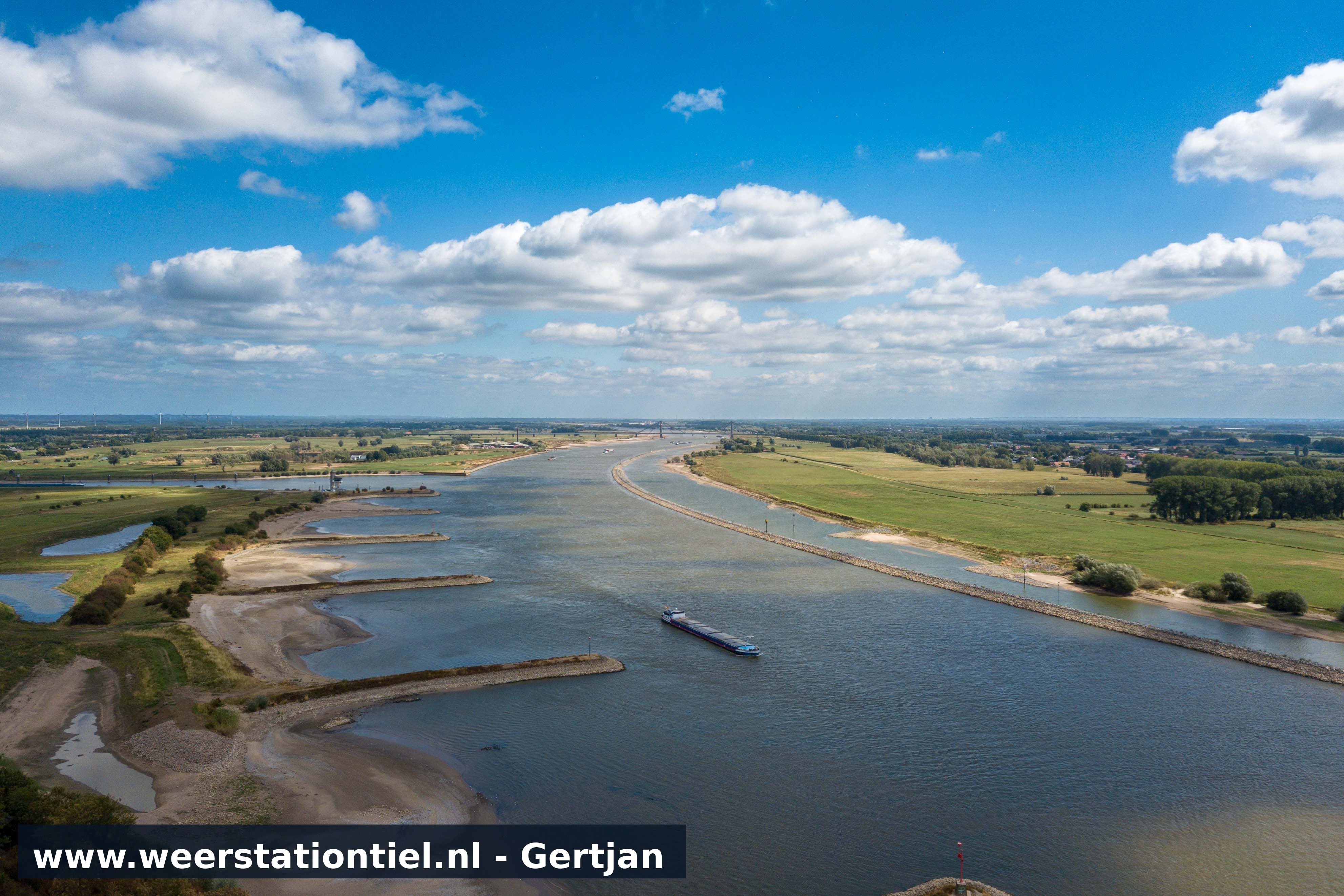 Vanuit Tiel in de richting van de Pr. Willem Alexanderburg de Waal met een mooie heldere lucht
