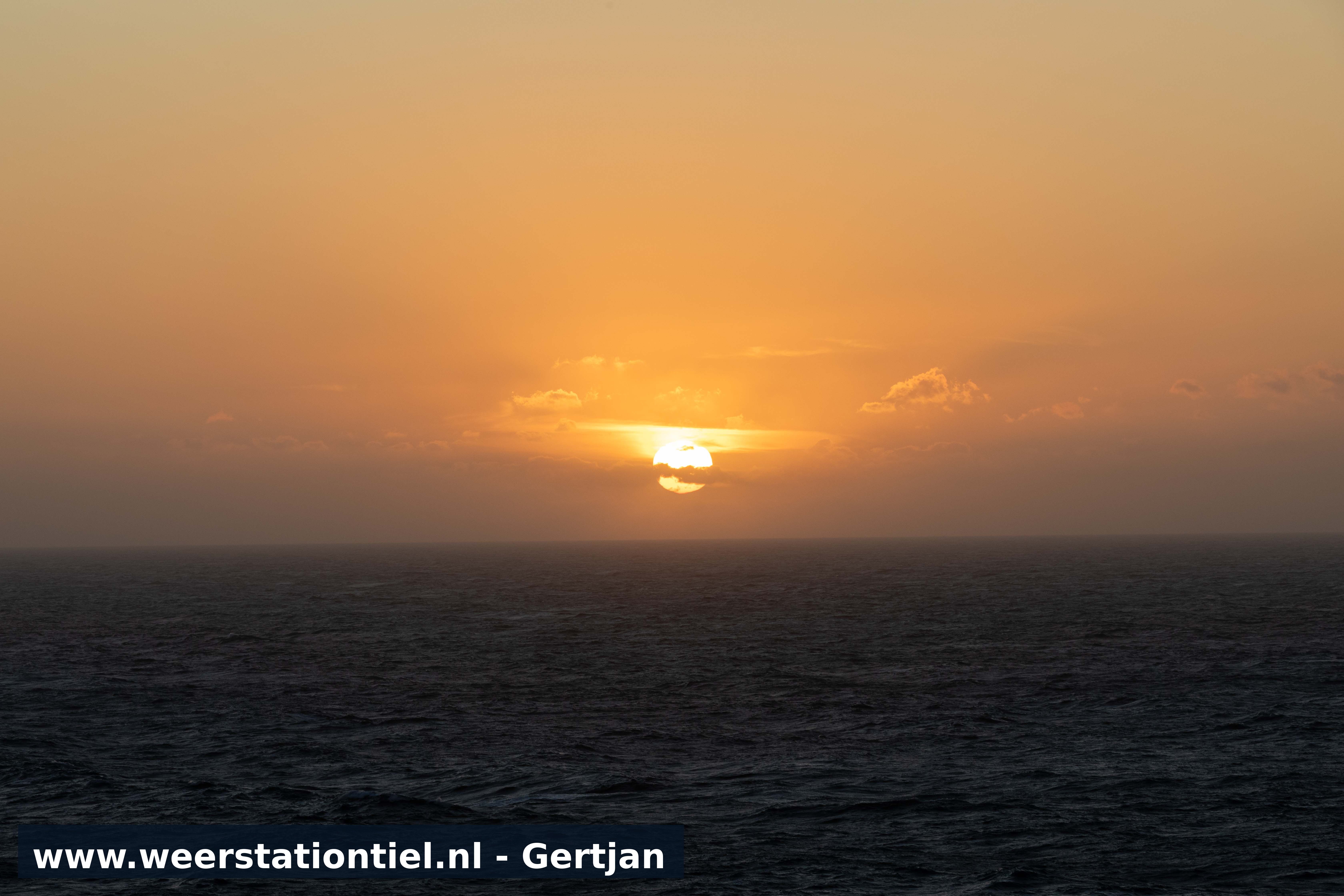 Hoe mooi is dat de zon zien zakken in de zee!