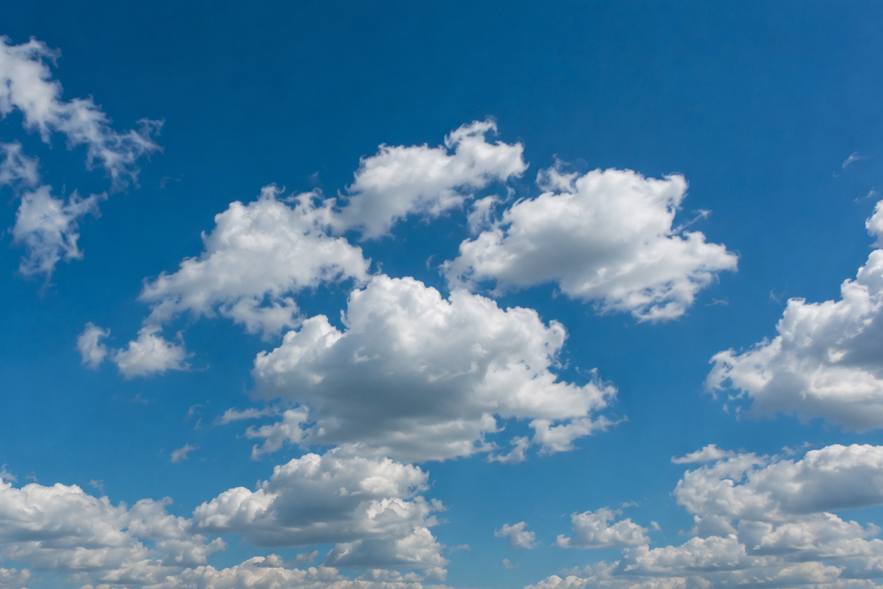 Wolken op een mooi dag